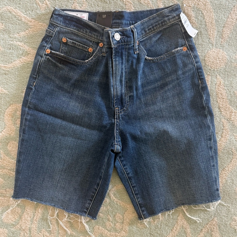 Gap women’s high-rise Bermuda shorts. NWT